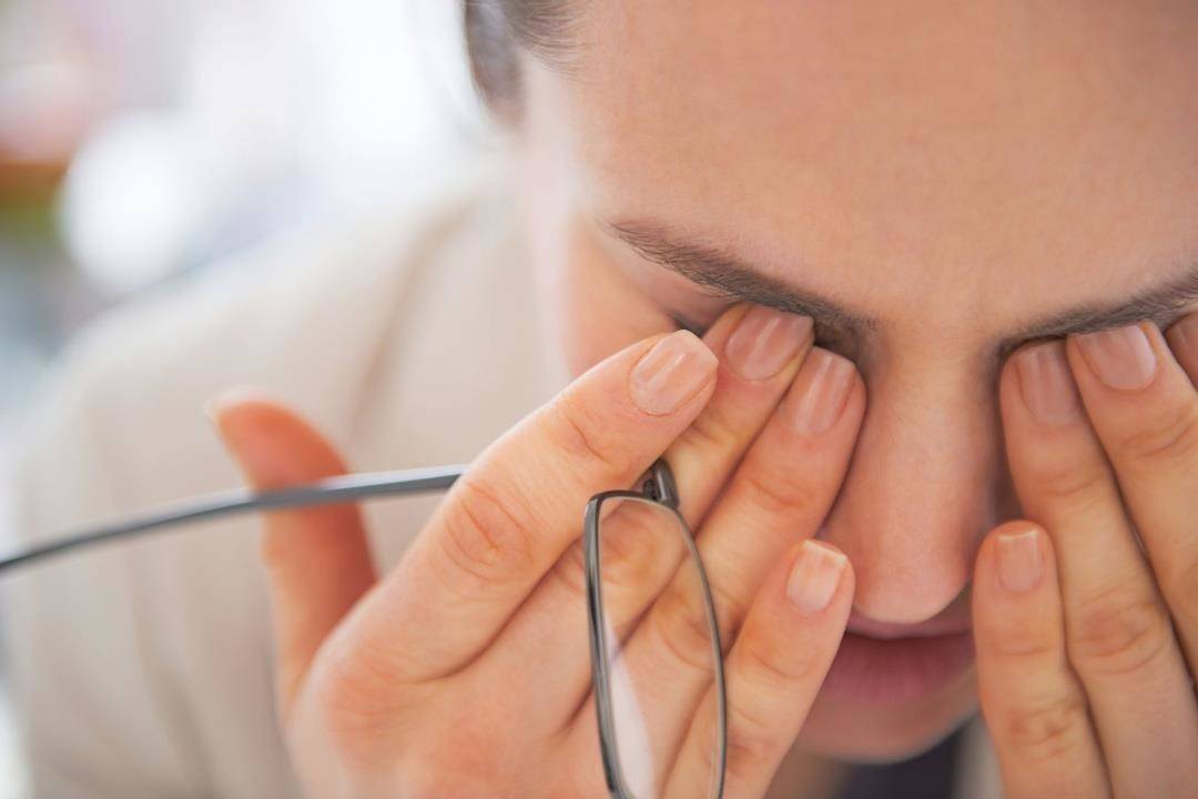 قد تكون مؤشّر مرض.. هذه أسباب رفة العين وطرق علاجها