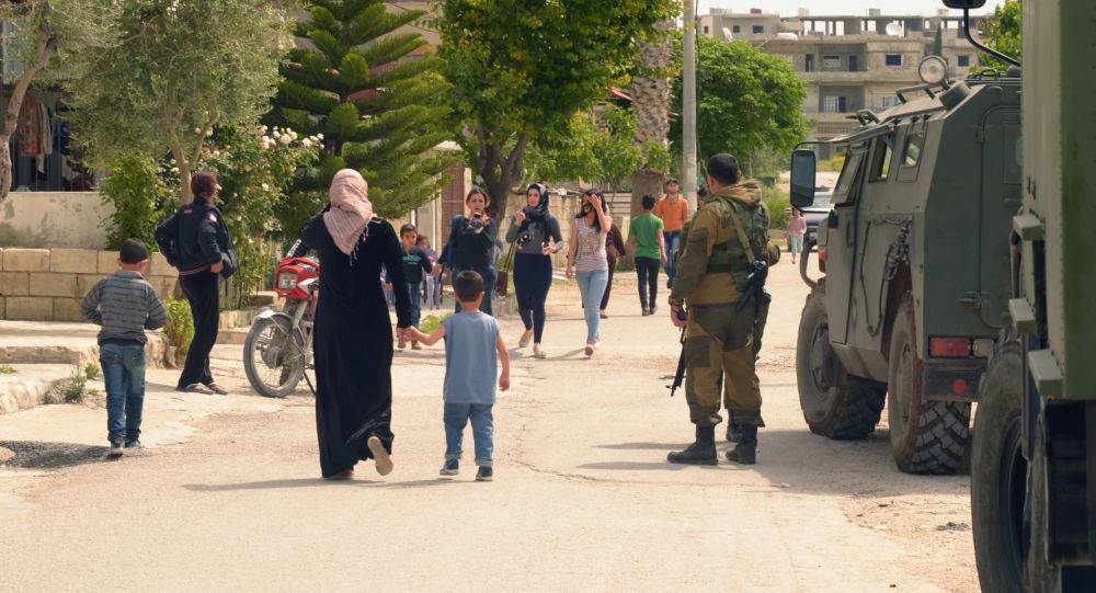 بالفيديو... الجنود الروس يساهمون بتسهيل إخراج السكان الهاربين من الغوطة