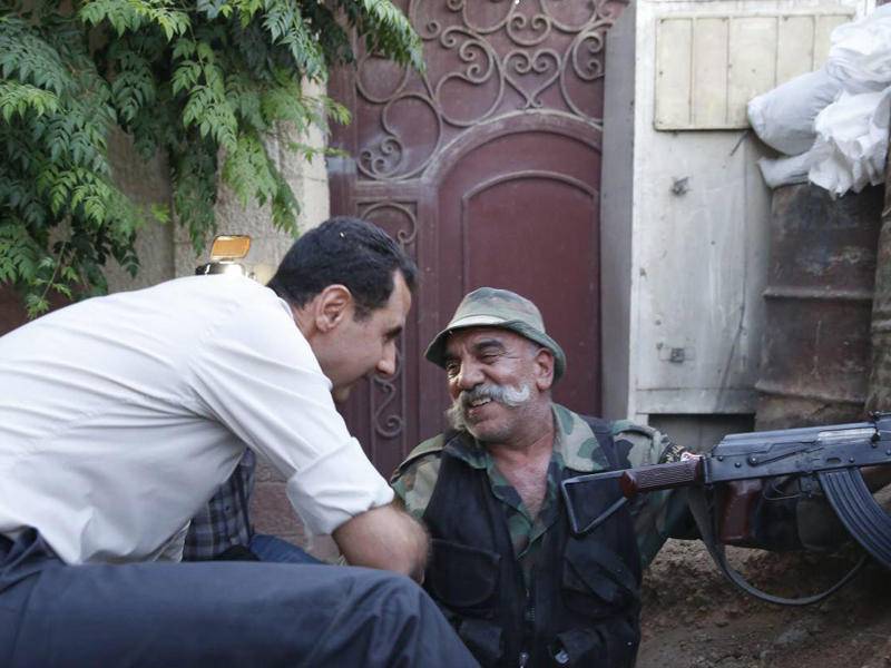 بالصور.. الرئيس الأسد يقوم بجولة على المتاريس والخنادق ويتناول الطعام مع الضباط والجنود في الغوطة الشرقية