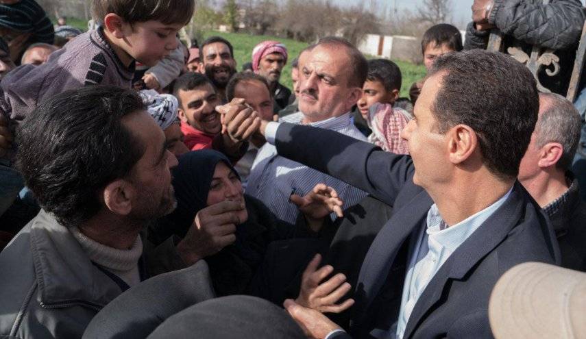 بالفيديو.. الرئيس الأسد بين الأهالي عند المعبر في الغوطة الشرقية