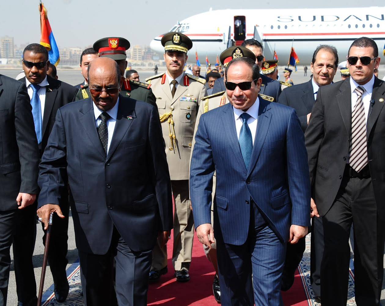 الرئيس المصري السيسي يستقبل الرئيس البشير في زيارة رسمية إلى مصر