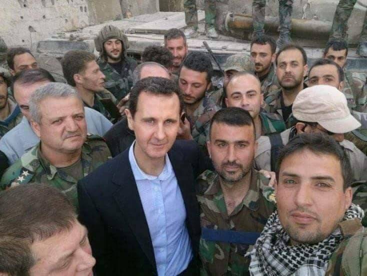 بالفيديو.. لحظة وصول الرئيس الأسد الى الغوطة الشرقية وصعوده إحدى الدبابات