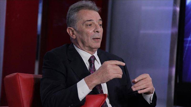 بالصور - محمود حميدة يثير الجدل بلون قميصه