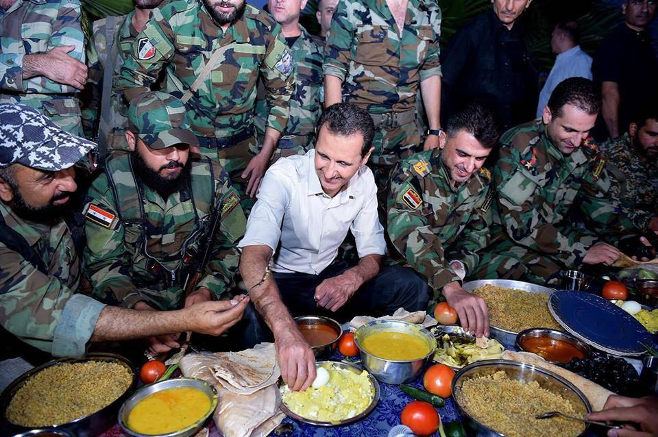 بالفيديو.. الأسد يتفقد الجنود في الخطوط الأمامية وعلى المتاريس ويتناول الطعام معهم في الغوطة