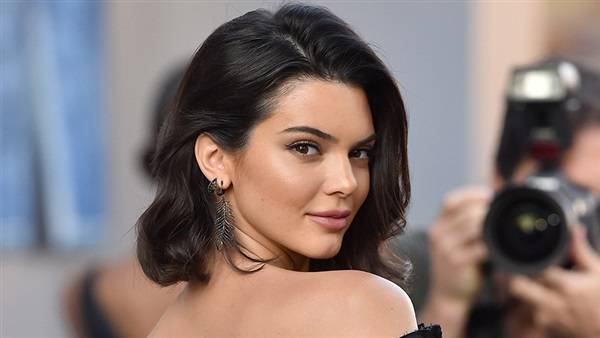 بالصور - كيندال جينر تحدث ضجة بفستانها ومكان وشمها الغريب
