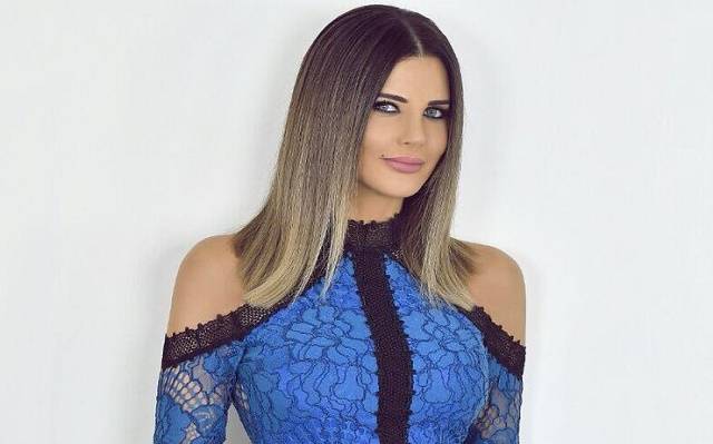 بالصورة: من هي “ياسمين” التي قالت لها منى أبو حمزة “كوني أجمل الأمهات”؟