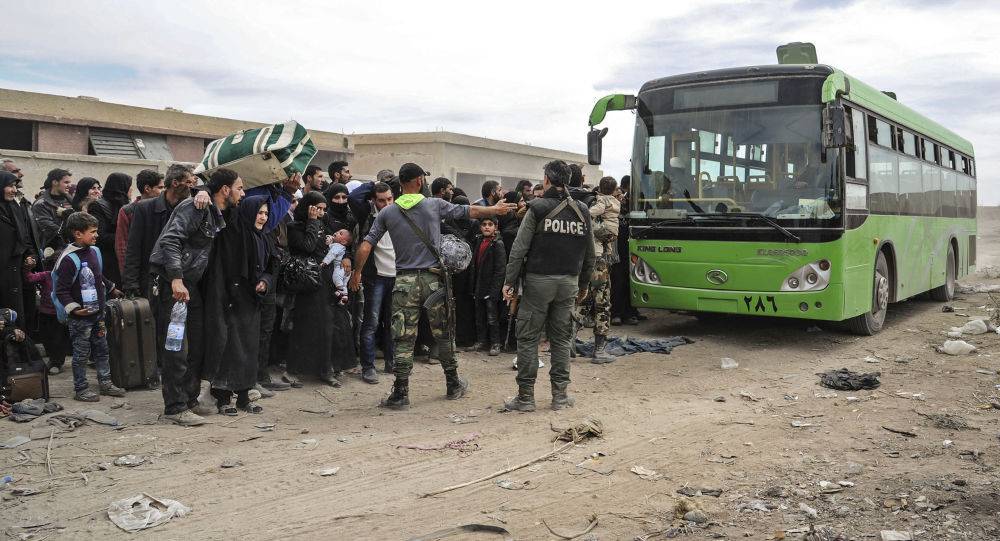 1500 مسلح و6000 شخص من عوائلهم ينقلون من حرستا في الغوطة إلى إدلب غدا