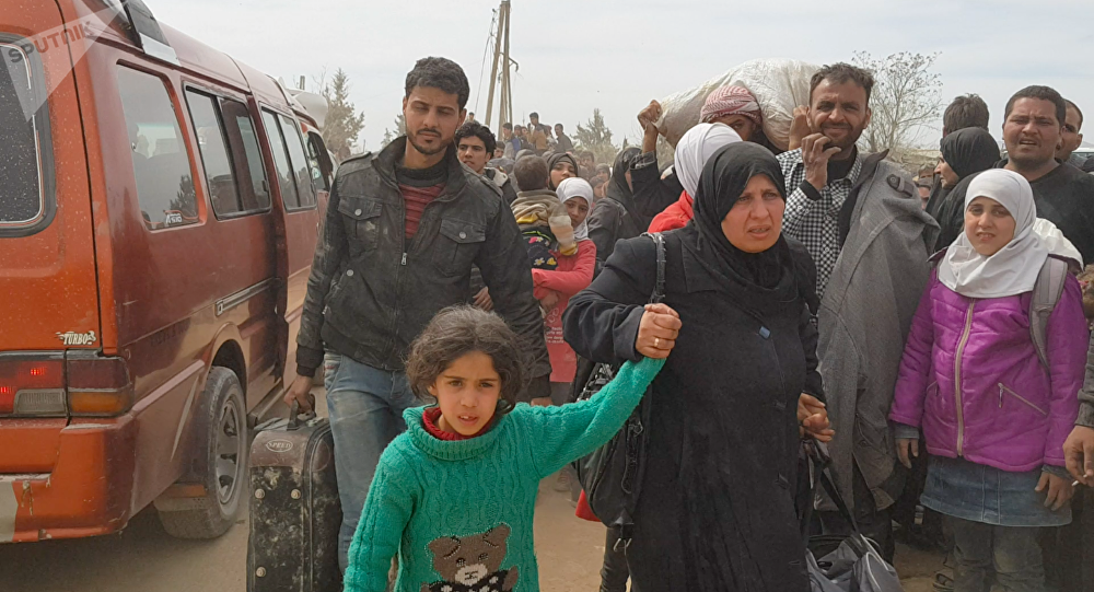 مركز المصالحة الروسي: خروج نحو 80 ألف من الغوطة منذ بدء الهدنة