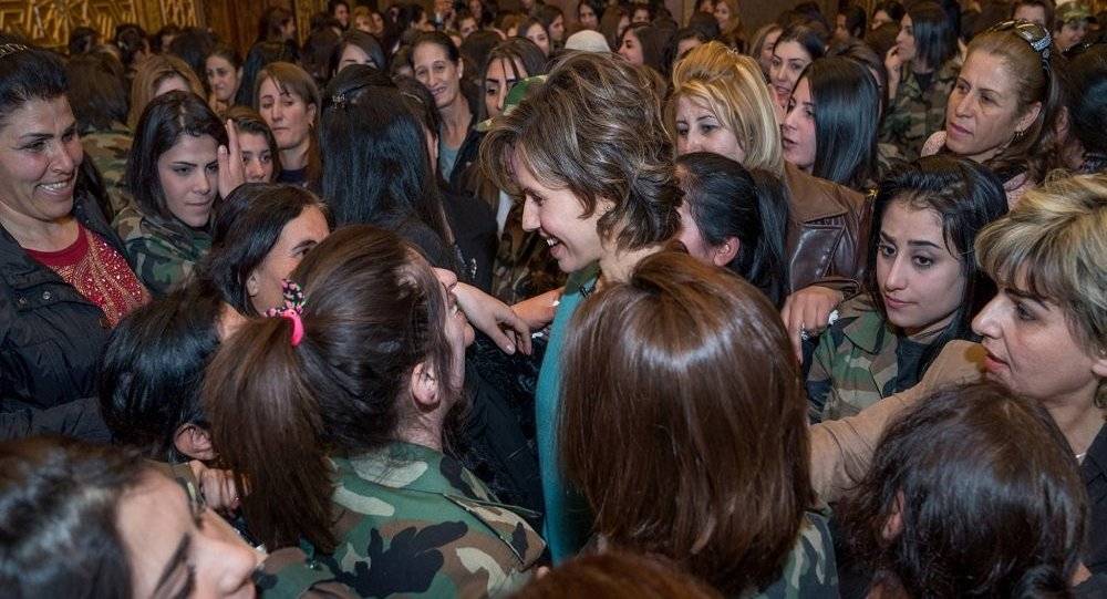بالفيديو والصور.. في عيد الأم.. السيدة أسماء الأسد تستقبل وتخاطب "ضفائر النار"!