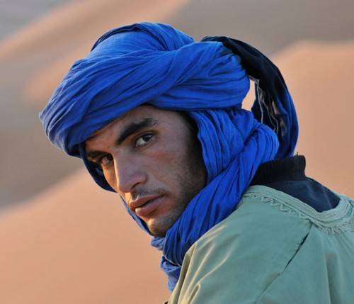"الرجال الزرق" يحتجون على تشويه صورتهم.. ماذا تعرف عنهم؟