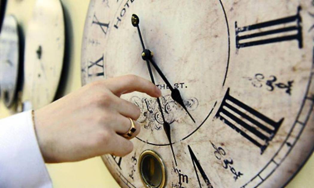 تذكير بوجوب تقديم الساعة اعتباراً من منتصف هذه الليلة
