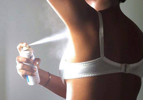 عند استخدام مزيل العرق.. تجنبي هذه الأخطاء