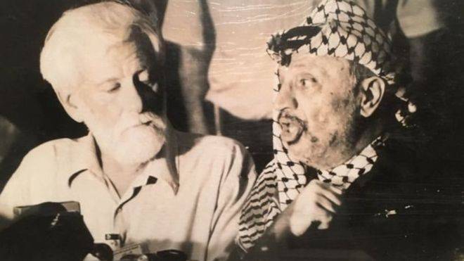 "السمك المملح": هل كانت إسرائيل مستعدة للتضحية بصحفي كي تصل لعرفات؟