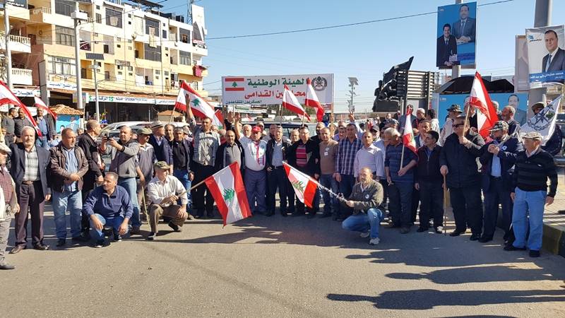 العسكريون المتقاعدون قطعوا طريق العبدة مطالبين بانصافهم