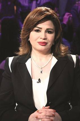 إلهام شاهين تخطف الانظار بصورتها بالحجاب.. لن تتخيلوا كم يليق لها