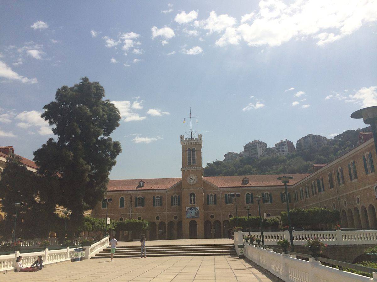 وفقة إحتجاجية على زيادة الأقساط أمام مدرسة مار يوسف - عينطورة