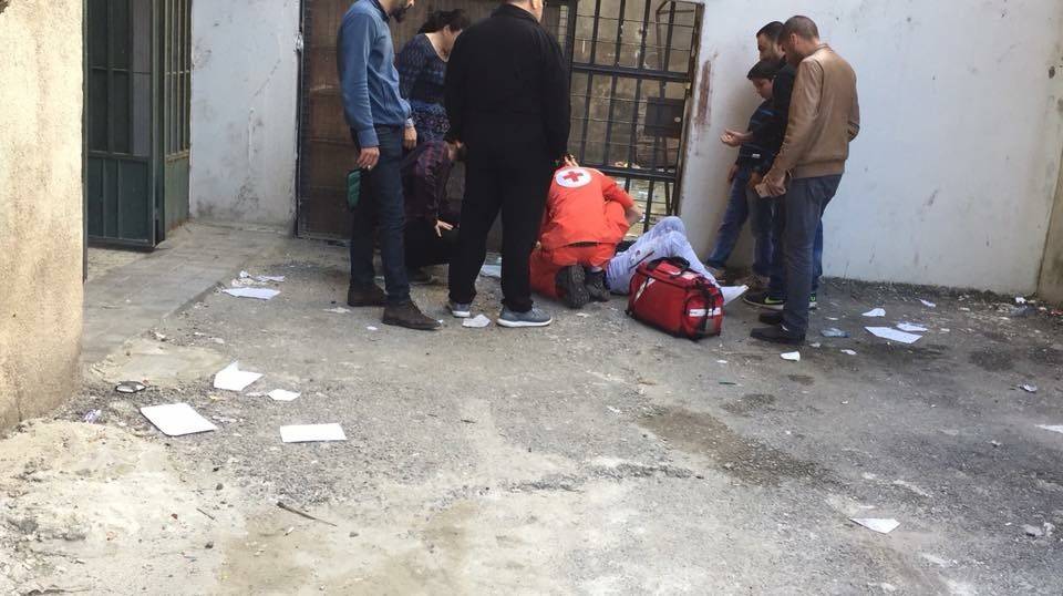 في طرابلس: طالب يحاول الهروب من المدرسة.. فيسقط عن الجدار!