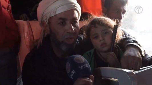 بالفيديو: يتوعدون بـ"العودة”… حديث بين مراسل قناة تلفزيونية مع المسلحين داخل أحد الباصات!
