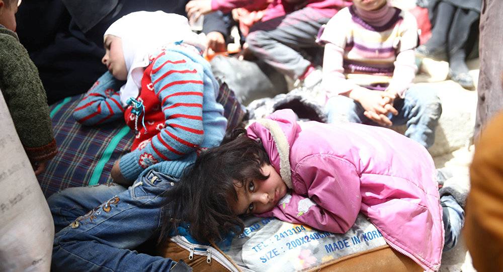 مركز المصالحة: حوالي 1700 مدنيا يخرجون من الغوطة عبر مخيم الوافدين خلال اليوم