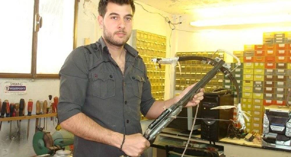 مهندس سوري شاب يصنع بندقية