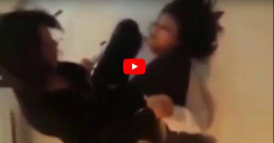 بالفيديو - مغنية شهيرة تعتدي على أخرى لنزع ملابسها وتصويرها !