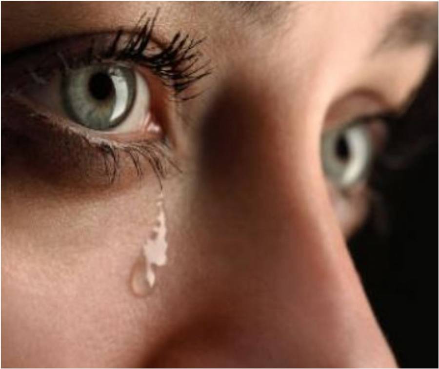 لا تخجلوا من البكاء...الدموع تحمي العين وتشفي الجراح