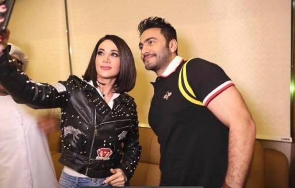 بالصور.. تامر حسني يثير ضجة ببنطاله الممزق