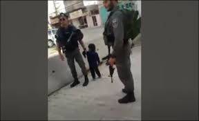 بالفيديو.. طفل عمره 3 سنوات تحدى الجنود الاسرائيليين بحفارة كوسا