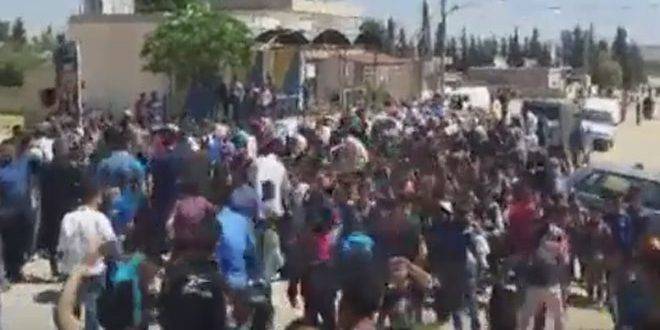 بالفيديو.. بعد طرد الأهالي للإرهابيين.. دخول وحدات الجيش إلى عدد من القرى بريف حماة