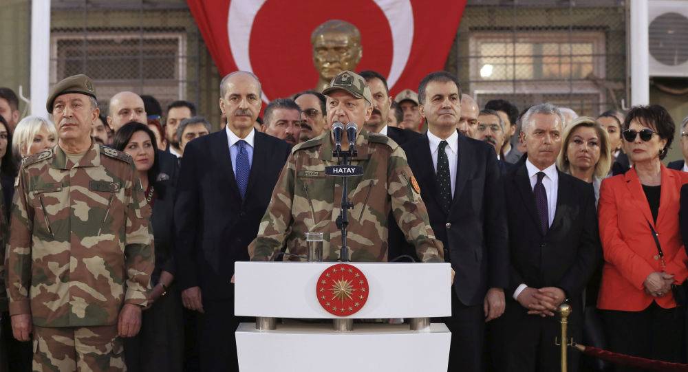 أردوغان بالبدلة العسكرية وإلى جانبه تاتليسيس يتغنى بالجيش التركي.. (فيديو+صور)