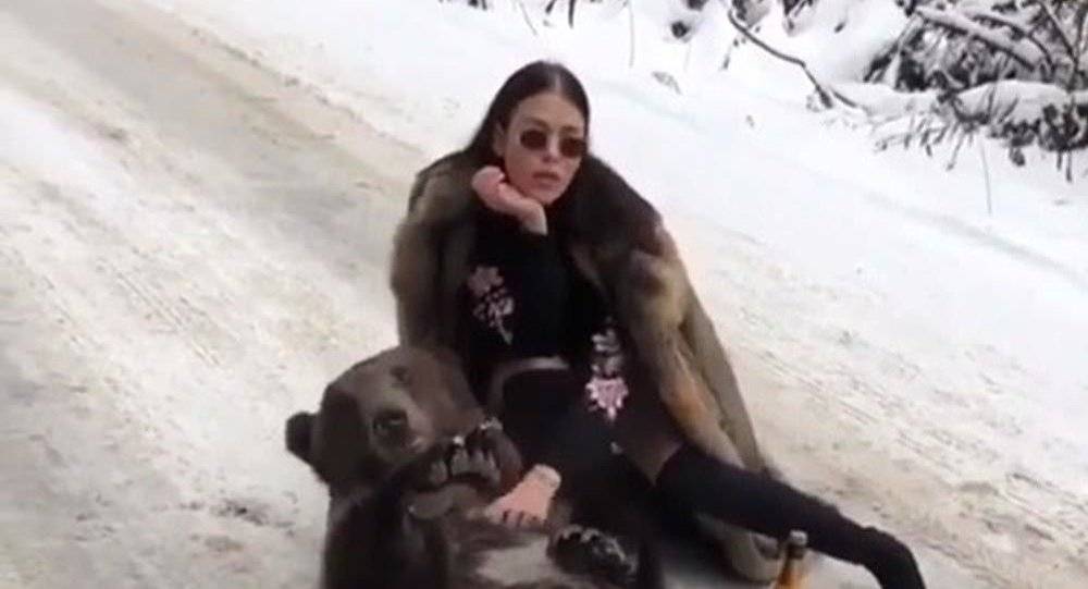 بالفيديو...امرأة ترتدي معطف من الفرو تأخذ صورة مع دب تثير غضب المستخدمين