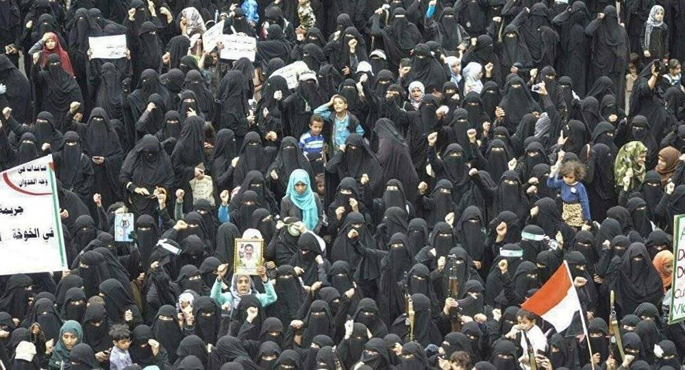 بالصور ... تظاهرة نسائية حاشدة في صنعاء تنديدا باغتصاب فتاة الجنوب