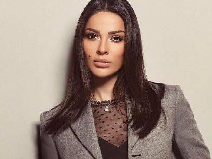 نادين نجيم بإطلالة لا تشبهها مطلقا! (صورة)