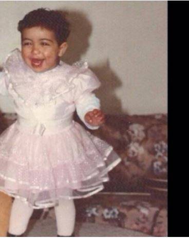 فنانة عربية تنشر صورتها في مرحلة الطفولة وتشعل مواقع التواصل