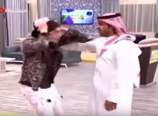 بالفيديو.. أخبروه بوفاة والده مباشرة على الهواء