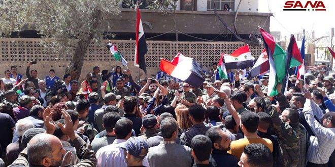 بالصور .. تجمع جماهيري وسط حرستا احتفاء بالجيش العربي السوري وخلاصها من الإرهاب