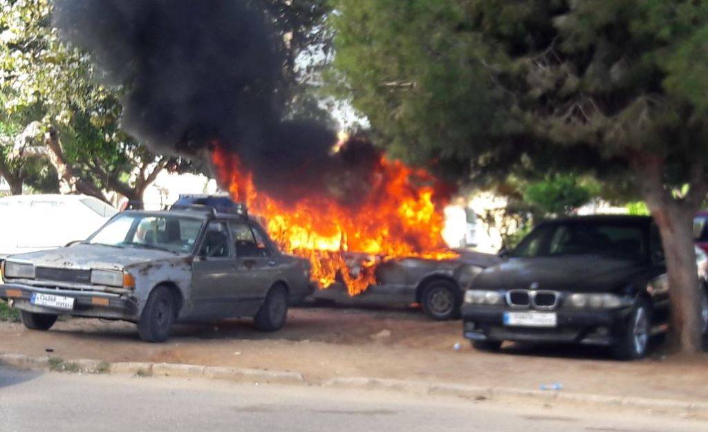 بالصورة..اخماد حريق في سيارة في صيدا