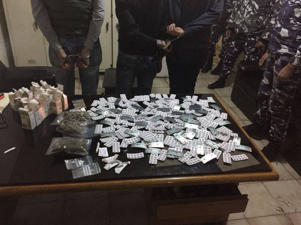 بالصور..عصابة مخدرات في قبضة قوى الامن عند حاجز ضهر البيدر
