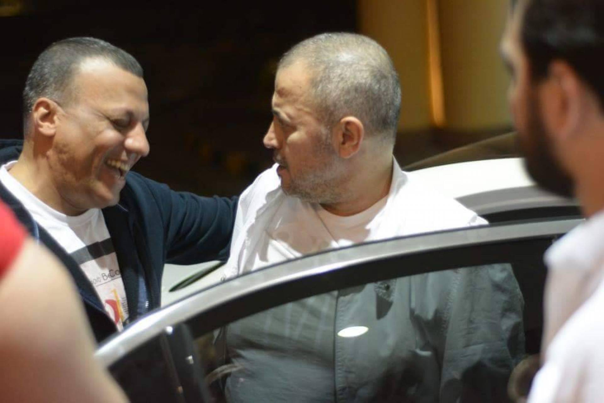 بالصور - جورج وسوف يستند على عكازه.. وهذا ما فعله مع محبيه