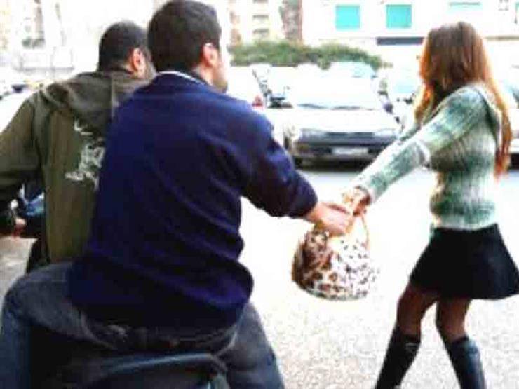 بالفيديو: سرقة هاتف من سيدة بـ"عملية خاطفة"!