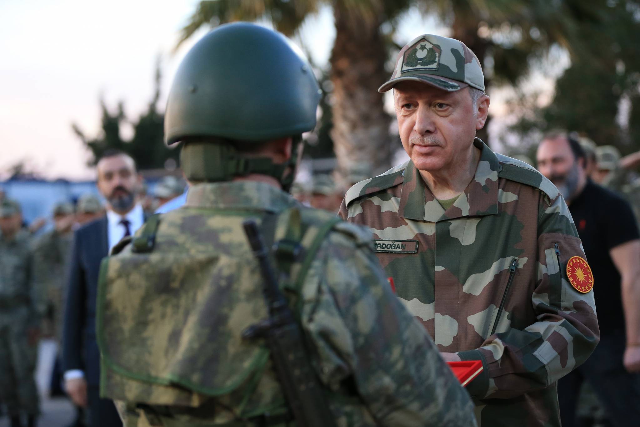 لماذا ارتدى أردوغان الزِّيّ العَسكَريّ أثناء زِيارَتِه للحُدود السُّوريّة؟ وهل الصِّدام مع أمريكا في مِنبج باتَ وَشيكًا؟
