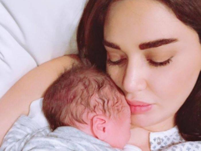 بالفيديو - إبن سيرين عبد النور بحضن نجم شاب.. شاهدوا ردّ فعله الطريف