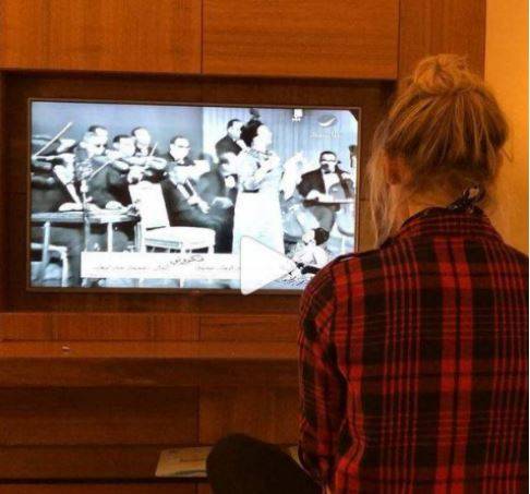 بالفيديو - نجمة عالمية تصدم الجميع بتأثرها بأغاني أم كلثوم.. شاهدوها