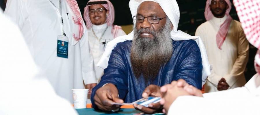قصة إمام الحرم الذي أثار الاستغراب بإمساكه ورق اللعب.. الكلباني يتحدث عن صورته في بطولة "البلوت"