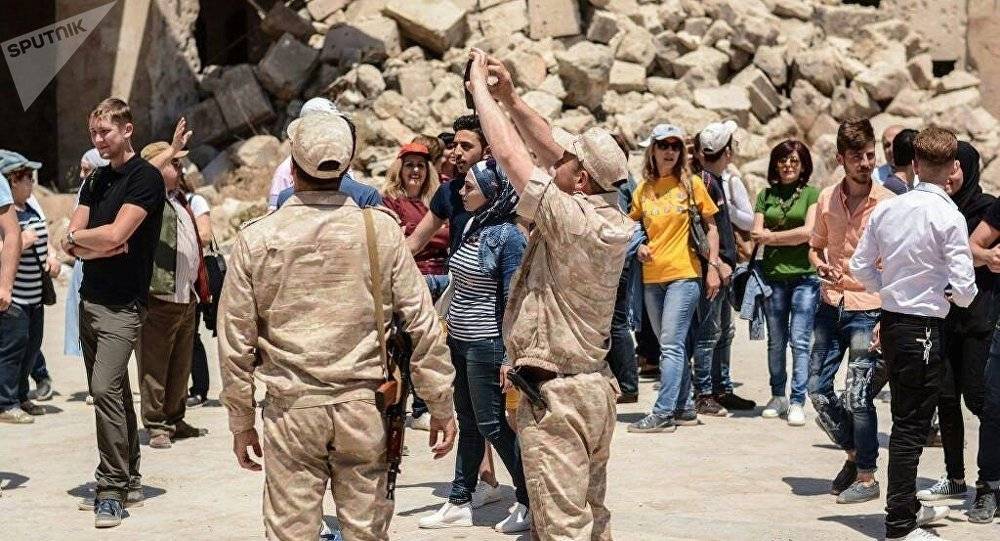 الدمار وما بقي من آثار يستقطب الزوار