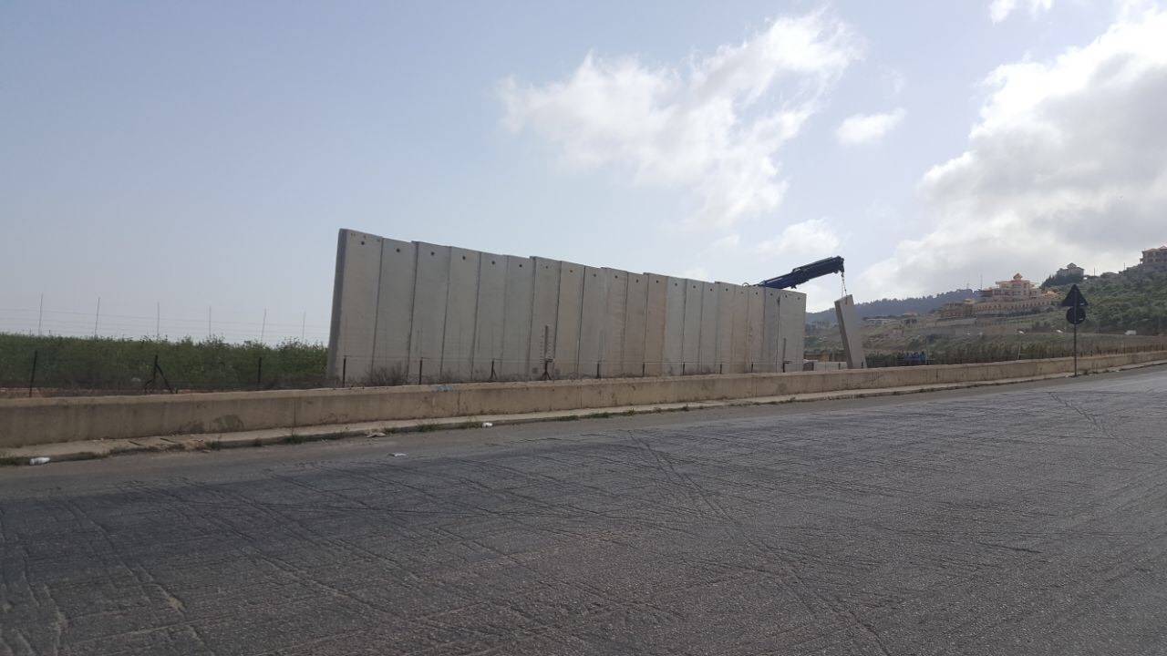 العدو الاسرائيلي استأنف بناء الجدار الاسمنتي صباحا