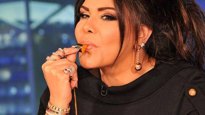 بالفيديو – طفلة ترتعب من أحلام في كواليس حفلها.. وردّ فعلها مضحك
