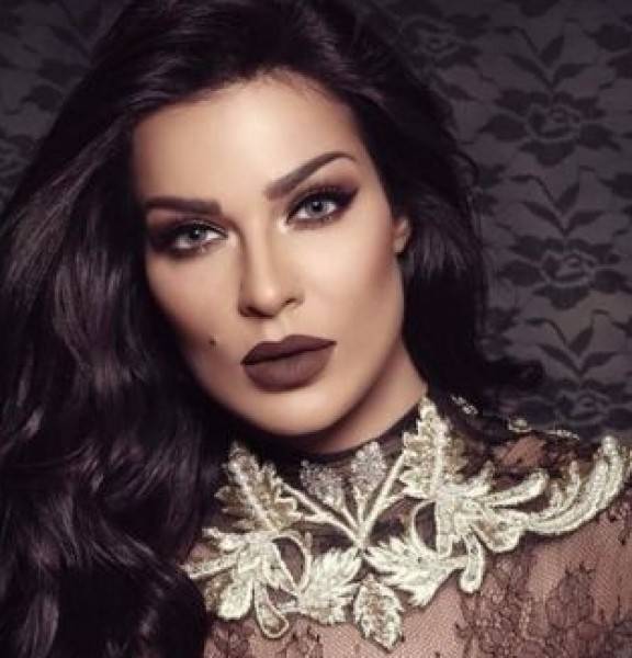 نادين نجيم تهدد بالانسحاب من برنامج بعد تصرف المذيع غير المتوقع!