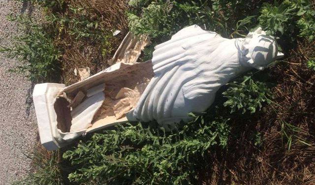 بالصور: الاعتداء على تمثال مار الياس في عيناب