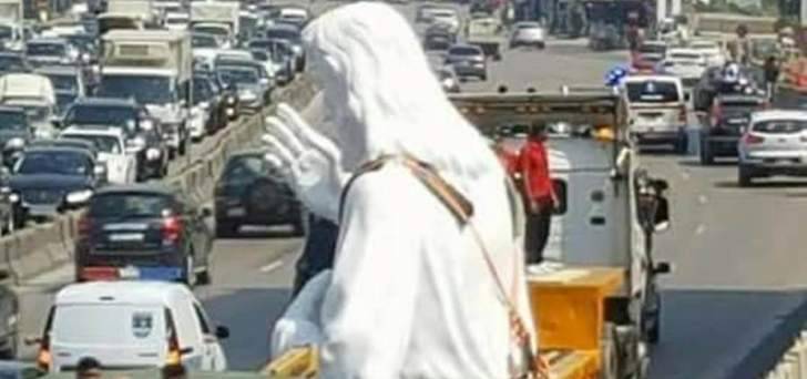 وضع تمثال يسوع الرحمة الإلهية على قاعدته اليوم والإحتفال غدا بموعده